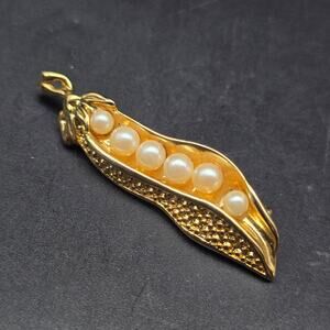 Faux Pearl Pea Pod Brooch Gold Tone Vegetable Vintage Jewelry
